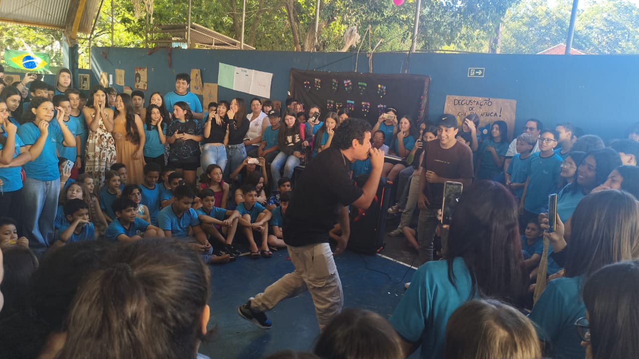 Mcs iguaçuenses fazem apresentação de hip hop e palestra sobre consciência negra, cultura africana e cultura indigena, no colégio cataratas.